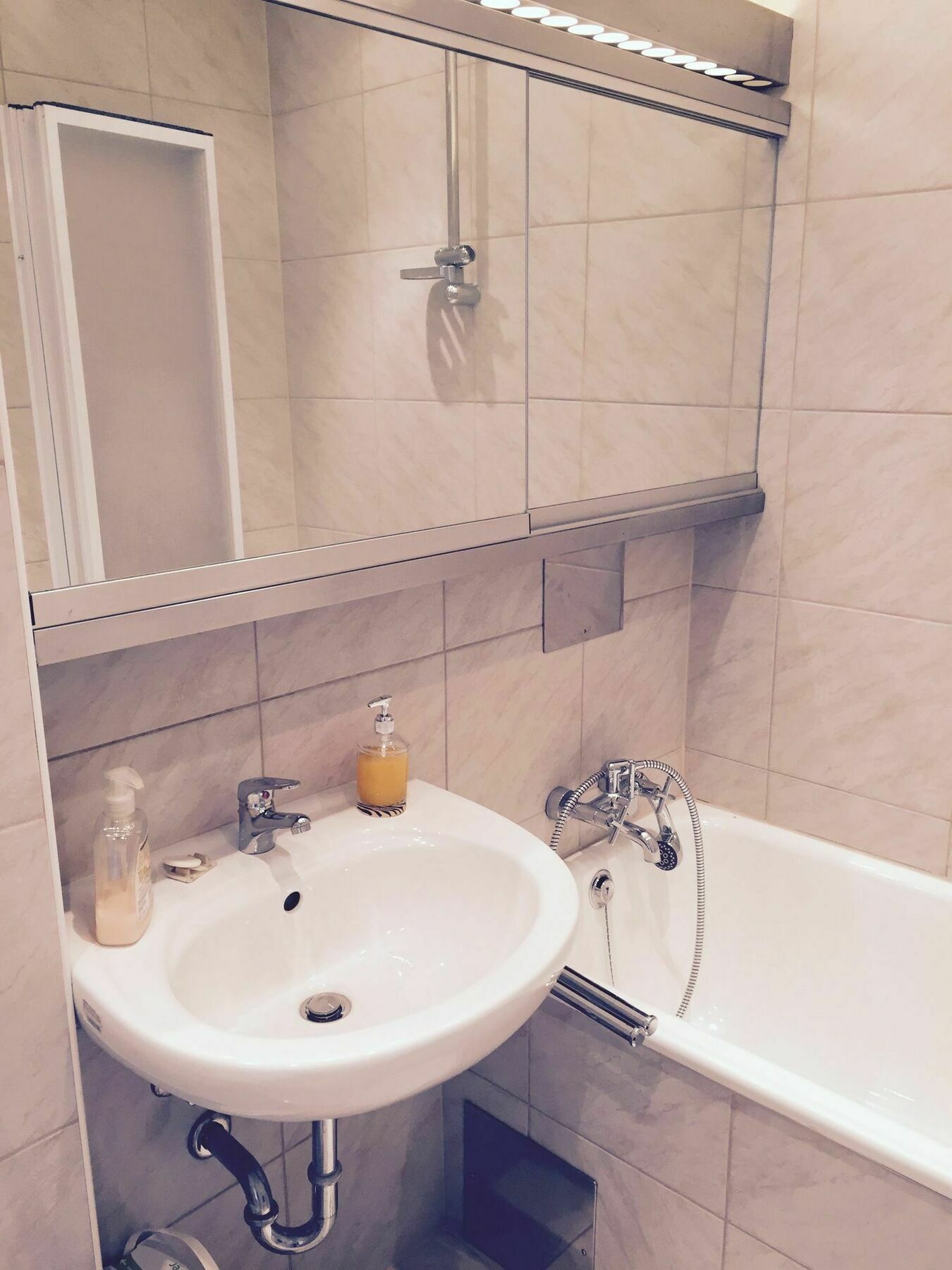 וינה Affordable Studio Near City Center מראה חיצוני תמונה